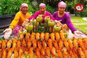 ببینید| غذای روستایی در سنگاپور؛ پخت غذا با میگو و سبزیجات در نارگیل روی آتش