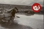 عکس| سفر زمان؛ عبور دشوار یک کالسکه اسبی از رودخانه و صحرای گل‌آلود؛ 110 سال قبل