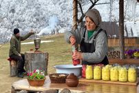 ببینید؛ غذای روستایی در آذربایجان؛ تهیه ترشی زنجبیل و سیب زمینی و پخت همبرگر غول پیکر