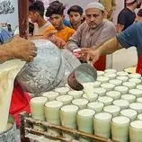 ببینید| غذای خیابانی در پاکستان؛ تهیه نوشیدنی محبوب و سنتی لاسی با ماست در کراچی