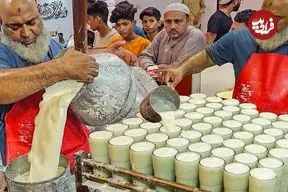 ببینید| غذای خیابانی در پاکستان؛ تهیه نوشیدنی محبوب و سنتی لاسی با ماست در کراچی