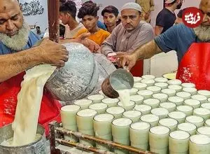 ببینید| غذای خیابانی در پاکستان؛ تهیه نوشیدنی محبوب و سنتی لاسی با ماست در کراچی