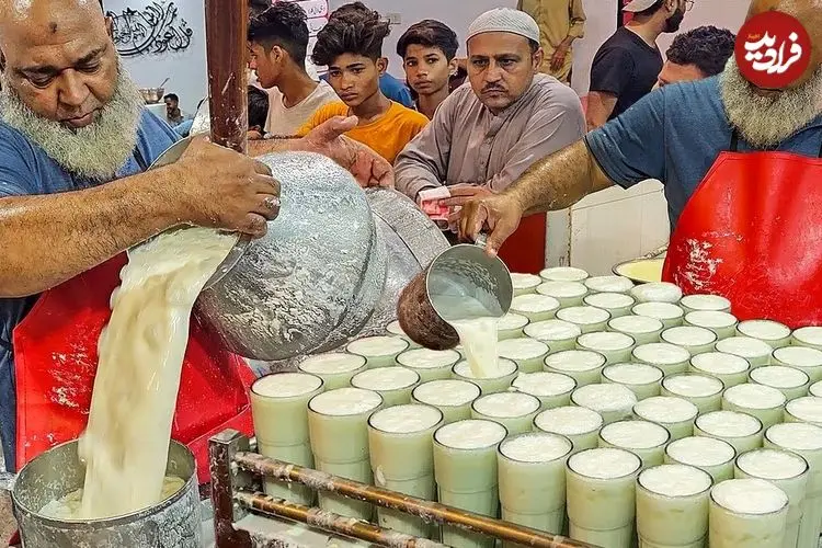 ببینید| غذای خیابانی در پاکستان؛ تهیه نوشیدنی محبوب و سنتی لاسی با ماست در کراچی