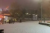 عکس| سفر زمان؛ کودکان تهرانی در حال غلتاندن گلوله‌ برفی غول‌پیکر؛ سال 80