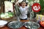 ببینید| غذای روستایی در کامبوج؛ پخت یک غذای محلی با میگو، کلم و نودل