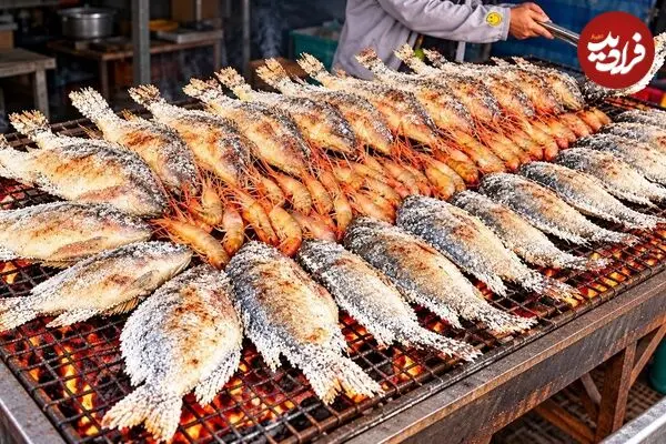 ببینید| غذای خیابانی در تایلند؛ مراحل دیدنی کباب کردن ماهی و میگو روی آتش در بانکوک