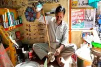 ببینید| غذای خیابانی در هند؛ مهارت آشپز خیابانی در تهیه چای ماسالا در بمبئی