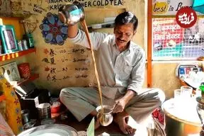 ببینید| غذای خیابانی در هند؛ مهارت آشپز خیابانی در تهیه چای ماسالا در بمبئی