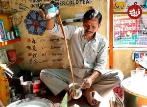 ببینید| غذای خیابانی در هند؛ مهارت آشپز خیابانی در تهیه چای ماسالا در بمبئی