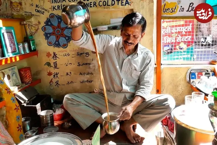 ببینید| غذای خیابانی در هند؛ مهارت آشپز خیابانی در تهیه چای ماسالا در بمبئی