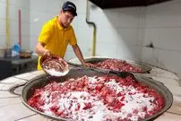 ببینید؛ غذای خیابانی در ازبکستان؛ تهیه ساندویچ گوشت با سس مخصوص در تاشکند