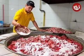 ببینید؛ غذای خیابانی در ازبکستان؛ تهیه ساندویچ گوشت با سس مخصوص در تاشکند