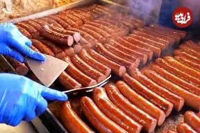 ببینید| غذای خیابانی در آمریکا؛ مهارت و سرعت آشپزهای خیابانی در تهیه هات داگ در شیکاگو