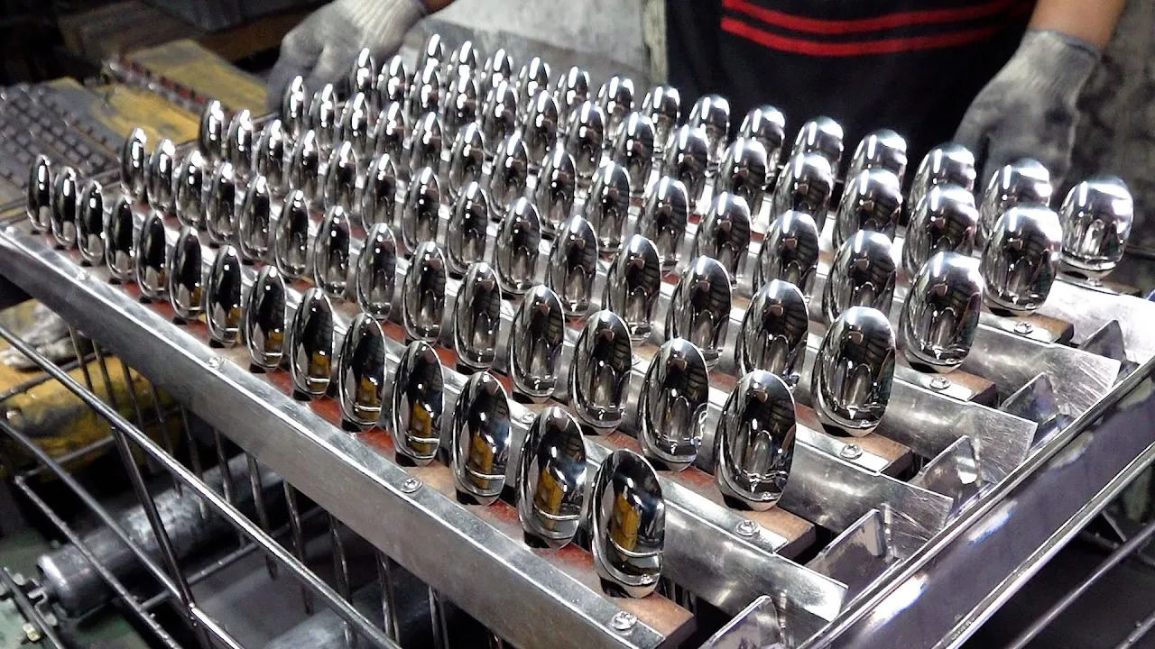 (ویدئو) فرآیند دیدنی ساخت قاشق طلای 24 عیار در یک کارخانه بزرگ کره ای