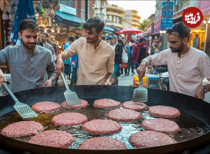 (ویدئو) غذای خیابانی در پاکستان؛ پخت 40 کیلو چپلی کباب در راولپندی