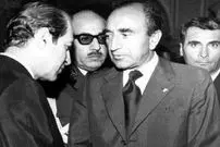 عکس؛ سفر در زمان؛ یادداشت‌های علم، شنبه ۱ اردیبهشت ۱۳۵۲: پسر [یکی از وابستگان] رفته پیش کارخانجات قند ایران و بابت کسر دو قران مالیات، سی ملیون تومان طلب کرده؛ شاه گفت «به این پسره ابلاغ کن، از ایران بیرونت می‌کنم»