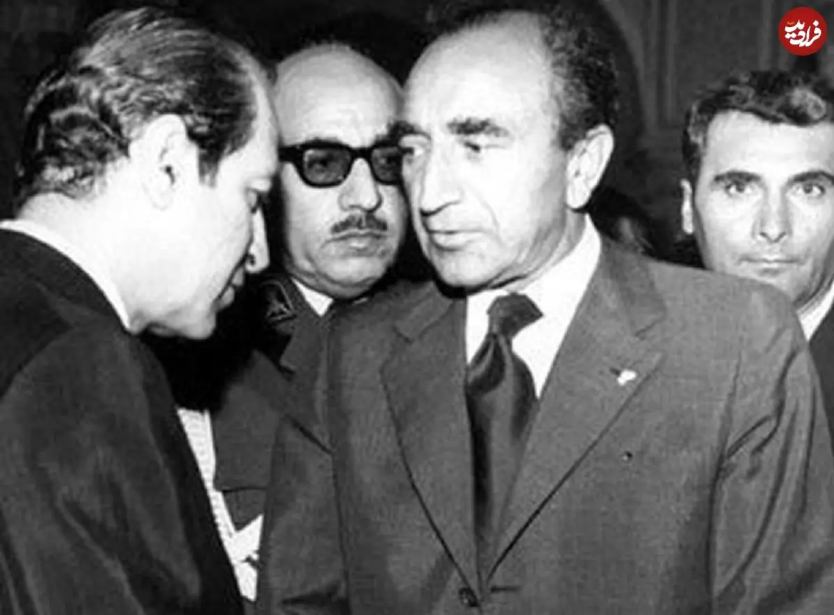 عکس؛ سفر در زمان؛ یادداشت‌های علم، شنبه ۱ اردیبهشت ۱۳۵۲: پسر [یکی از وابستگان] رفته پیش کارخانجات قند ایران و بابت کسر دو قران مالیات، سی ملیون تومان طلب کرده؛ شاه گفت «به این پسره ابلاغ کن، از ایران بیرونت می‌کنم»