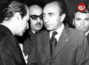 عکس؛ سفر در زمان؛ یادداشت‌های علم، شنبه ۱ اردیبهشت ۱۳۵۲: پسر [یکی از وابستگان] رفته پیش کارخانجات قند ایران و بابت کسر دو قران مالیات، سی ملیون تومان طلب کرده؛ شاه گفت «به این پسره ابلاغ کن، از ایران بیرونت می‌کنم»