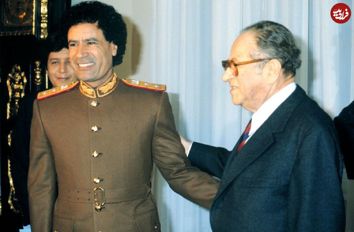 عکس| سفر در زمان؛ «معمر قذافی» در حال غذا خوردن با افسران ارتش در خانه‌اش در طرابلس