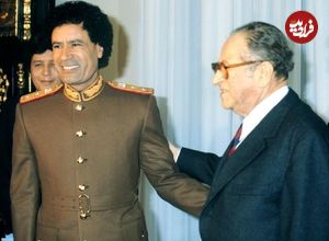 عکس| سفر در زمان؛ «معمر قذافی» در حال غذا خوردن با افسران ارتش در خانه‌اش در طرابلس