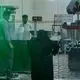 عکس| سفر به تهران قدیم؛ «پسر عدسی فروش در خیابان راه آهن»؛ نوروز 1353