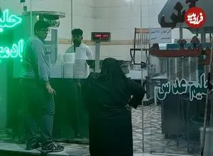 عکس| سفر به تهران قدیم؛ «پسر عدسی فروش در خیابان راه آهن»؛ نوروز 1353