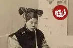 عکس| سفر زمان؛ یک زن اشراف‌زاده چینی در حال مصرف تریاک؛ سال 1279 شمسی