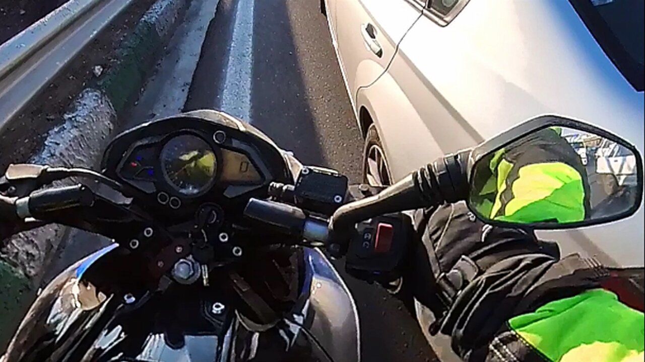 (ویدئو) تلاش یک موتورسوار برای بازگشایی راه برای آمبولانس توسط خودروهای سواری