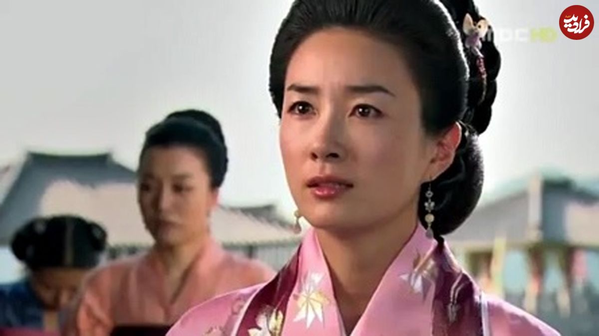 عکس| سفر زمان؛ چهرۀ «یوها، مادر جومونگ» در 54 سالگی در حال پیاده‌روی در جنگل