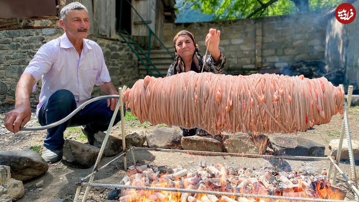 (ویدئو) ببینید این خانواده روستایی باکویی با چه مهارتی 200 متر روده را کباب می کنند