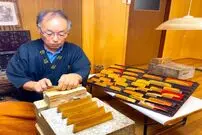 (ویدئو) ببینید این پدر و پسر ژاپنی چگونه مشهورترین شانه های مو را تولید می کنند
