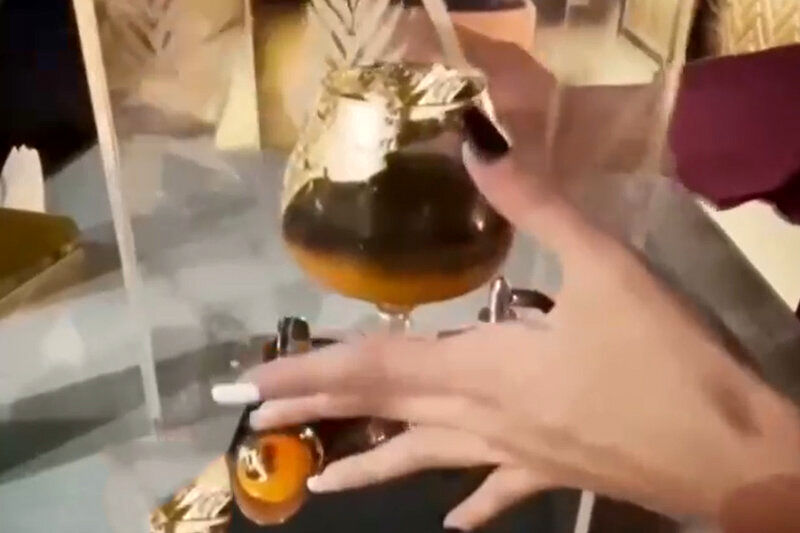 (ویدیو) سرو نوشیدنی با روکش طلا مخصوص آقایان در تهران با قیمت نجومی!