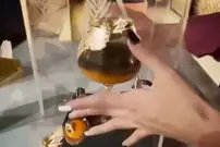 (ویدیو) سرو نوشیدنی با روکش طلا مخصوص آقایان در تهران با قیمت نجومی!