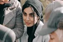 عکس| سفر زمان؛ چهرۀ «صحرا اسداللهی» در پشت صحنه سریال «جادوگر»؛ سال 1401