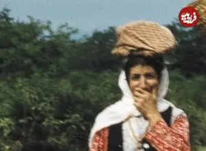 عکس| سفر زمان؛ «زنان گیلانی در یک جادۀ روستایی»؛ 50 سال قبل