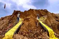 (ویدئو) ببینید این دو جوان اندونزیایی چگونه در گل و لای طلا کشف می کنند!