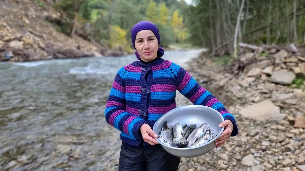 (ویدئو) زندگی و غذای روستایی؛ پخت متفاوت ماهی قزل آلا به سبک این زن اوکراینی