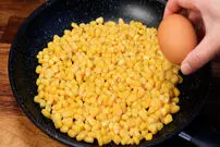 (ویدئو) فرآیند پخت یک میان وعده ساده و خوشمزه با 300 گرم ذرت و یک تخم مرغ