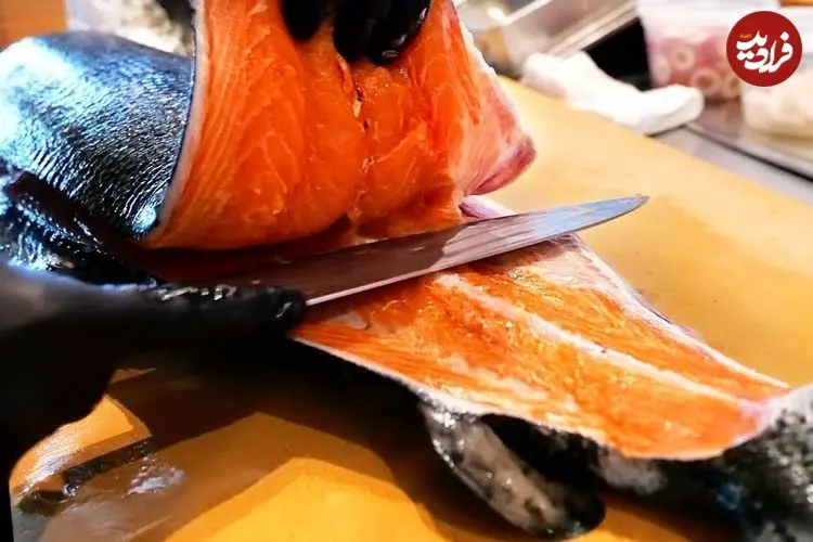 ببینید| غذای خیابانی در ژاپن؛ برش ماهرانه ماهی تن و سالمون و تهیه ساشیمی لوکس با آن ها در توکیو