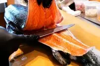 ببینید| غذای خیابانی در ژاپن؛ برش ماهرانه ماهی تن و سالمون و تهیه ساشیمی لوکس با آن ها در توکیو