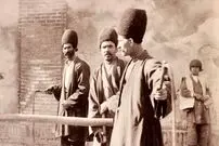 عکس| سفر به ایران قدیم؛ «فلک کردن یک مجرم در قزوین» در دوران ناصرالدین شاه