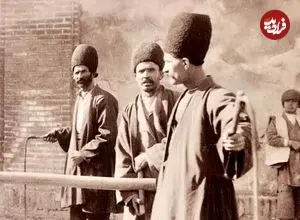 عکس| سفر به ایران قدیم؛ «فلک کردن یک مجرم در قزوین» در دوران ناصرالدین شاه