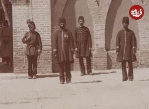 عکس| سفر زمان؛ ماموران ایرانی در مقابل سفارت انگلیس؛ دوران قاجار