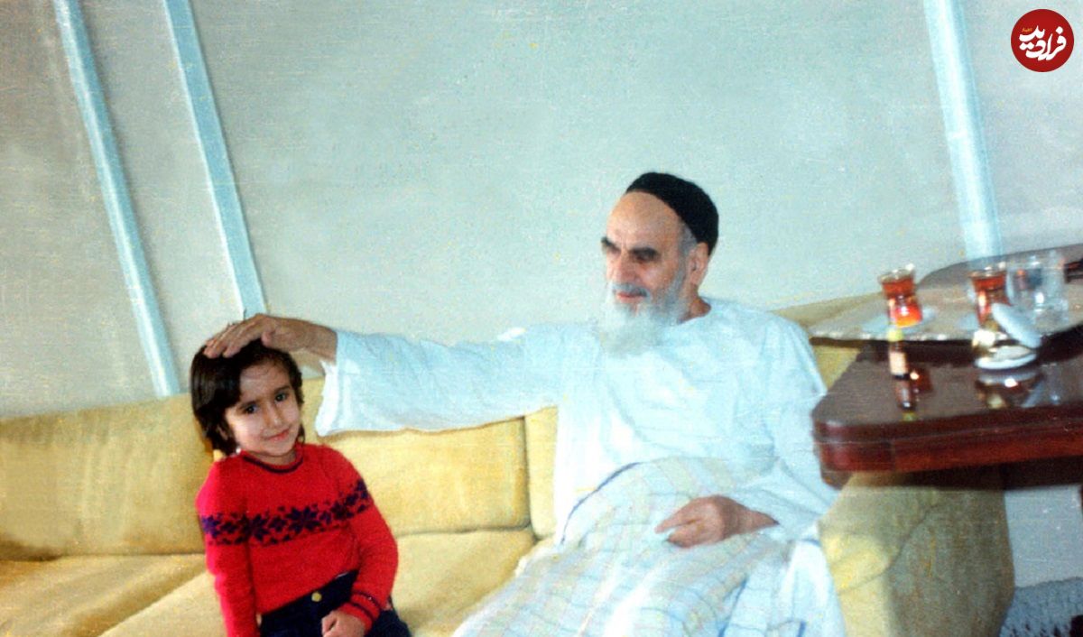 عکس؛ سفر در زمان؛ «امام خمینی در کنار نوادهاش سیدحسن خمینی»؛ سال 58