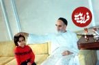 عکس؛ سفر در زمان؛ «امام خمینی در کنار نواده‌اش سیدحسن خمینی»؛ سال 58