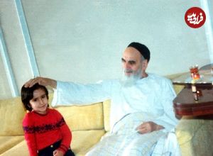عکس؛ سفر در زمان؛ «امام خمینی در کنار نواده‌اش سیدحسن خمینی»؛ سال 58