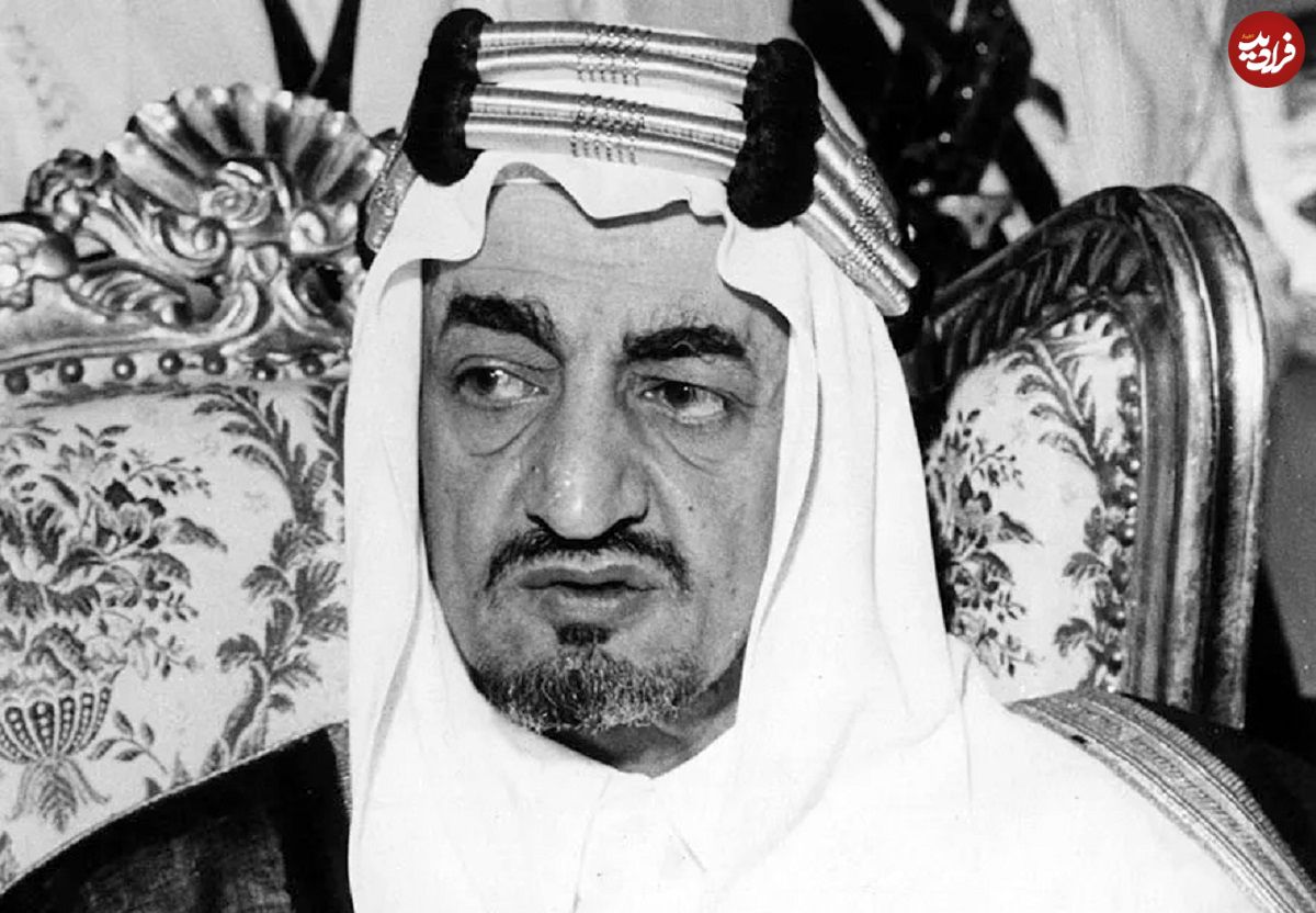 عکس| سفر در زمان؛ «ملک فیصل، پادشاه عربستان» در حال دست دادن با پسر فرمانده نیروی هوایی انگلیس؛ سال 1330
