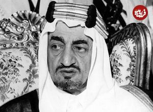 عکس| سفر در زمان؛ «ملک فیصل، پادشاه عربستان» در حال دست دادن با پسر فرمانده نیروی هوایی انگلیس؛ سال 1330