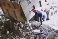 (ویدئو) لحظه تکان دهنده افتادن ناگهانی سنگ غول پیکر بر سر یک راننده کامیون