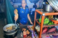 ببینید؛ غذای خیابانی در کامبوج؛ تهیه یک غذای سنتی با گوشت گاو در پنوم پن
